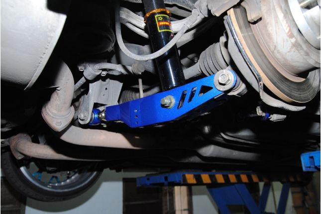 Hardrace - tagumine alumine õõtshoob Lexusele, Toyotale