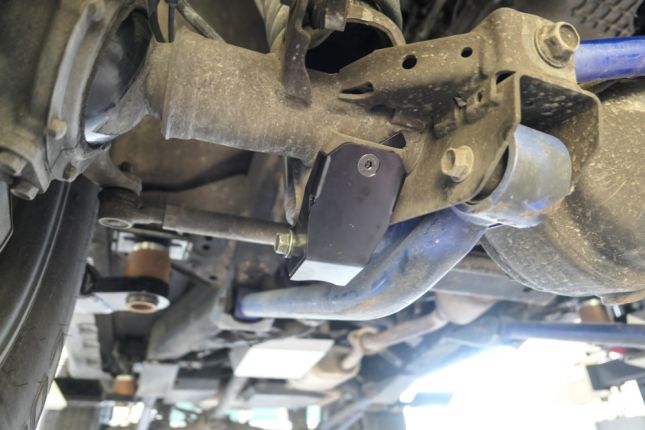 Hardrace - eesmine amortisaatori kaitse Suzuki Jimnyle