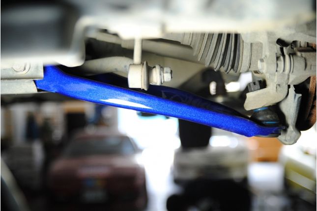 Hardrace - eesmine alumine õõtshoob Toyota Prius c, Yaris